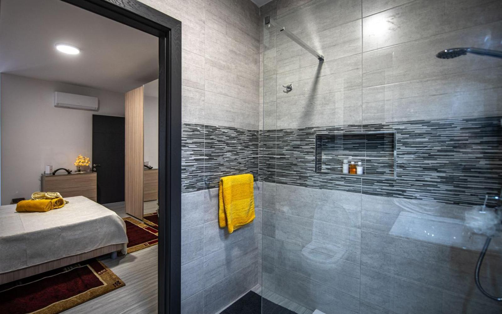 Palm Court Luxe Apartment