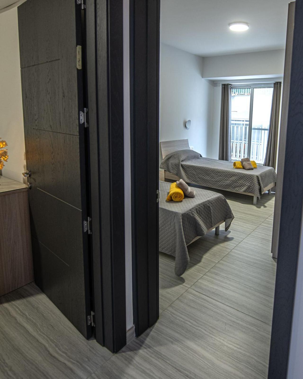 Palm Court Luxe Apartment *